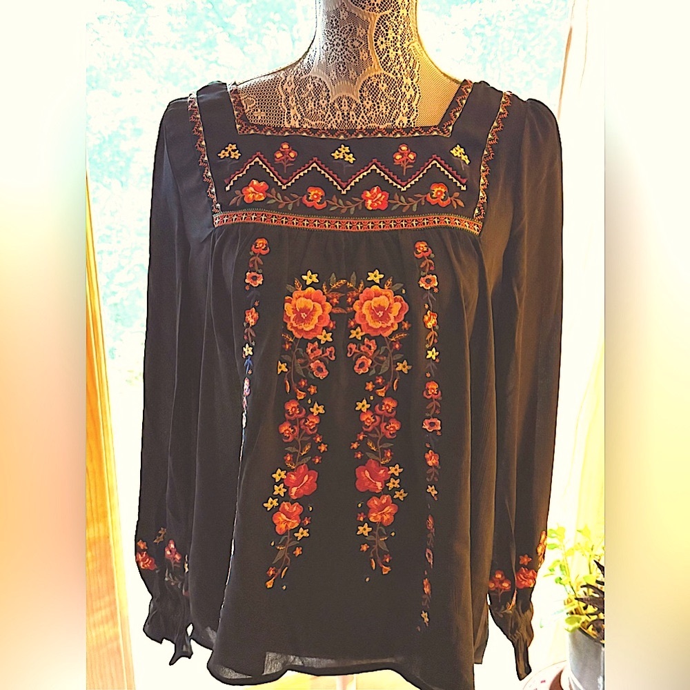 🚩 🆕 NWT Savanna Jane Embroidered Bishop Sleeve Top.Size: SM